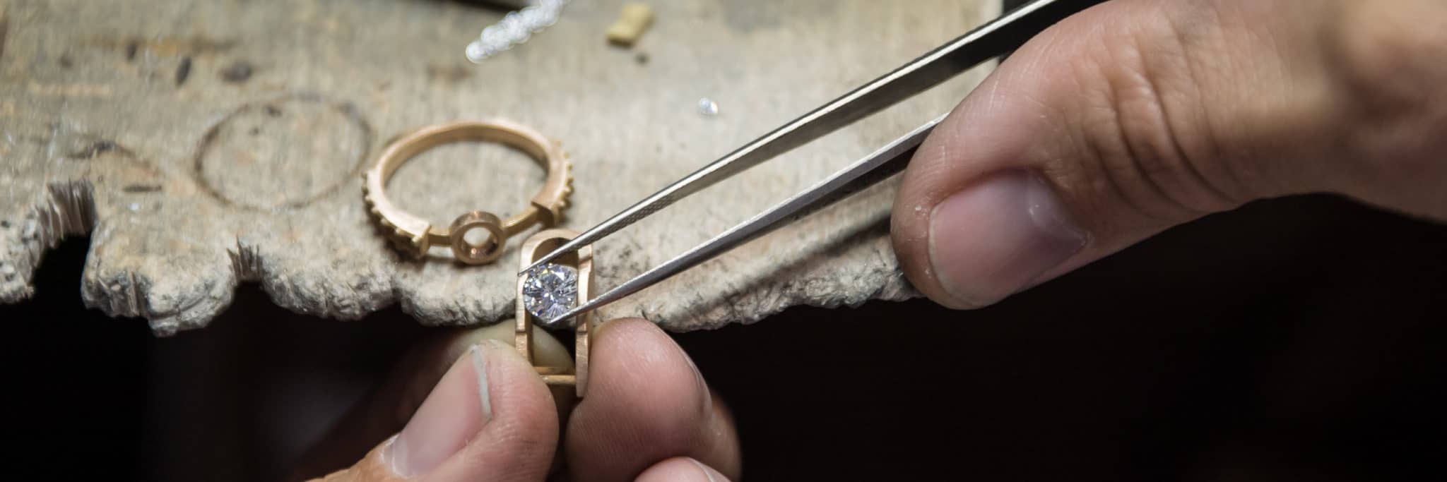 Vitrine et détails de bijoux Pierre Rey